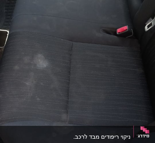 מושב רכב עם כתמים לפני ניקוי